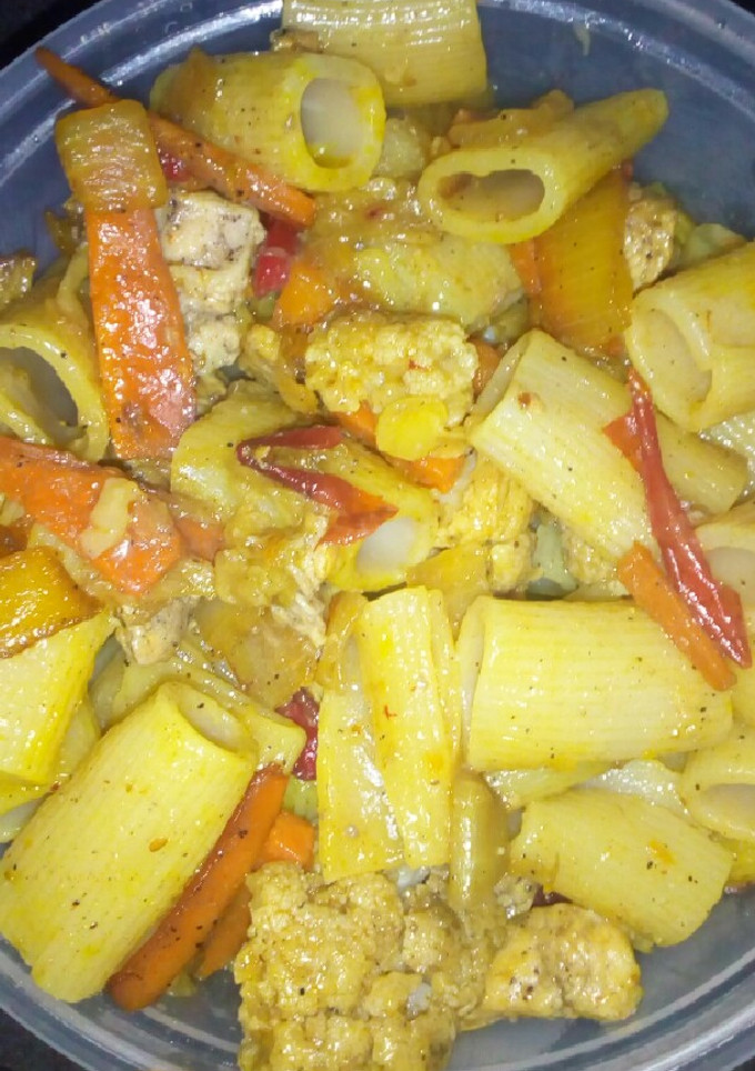 Una foto de Pasta con vegetales salteados y pollo al vapor