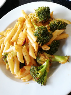 Una foto de Macarrones con brócoli picantes (veganos)