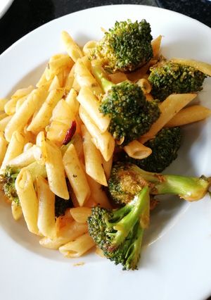 Una foto de Macarrones con brócoli picantes (veganos)