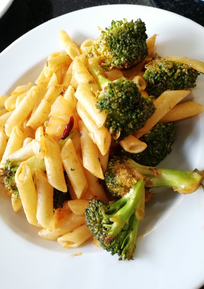 Una foto de Macarrones con brócoli picantes (veganos)