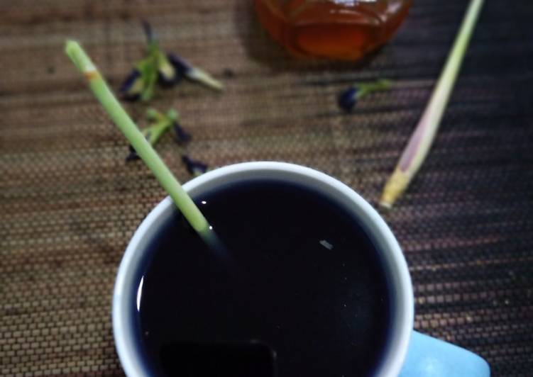 Honey blue pea tea with lemongrass (teh bunga telang madu sereh)