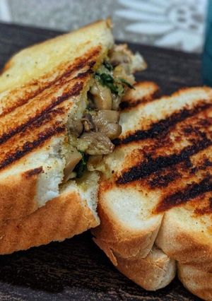 A picture of Mushroom spinach sandwich.