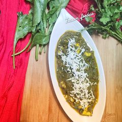 A picture of Palak paneer.