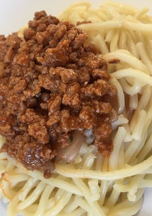 A picture of Spaghetti, mince and brown onion soup.