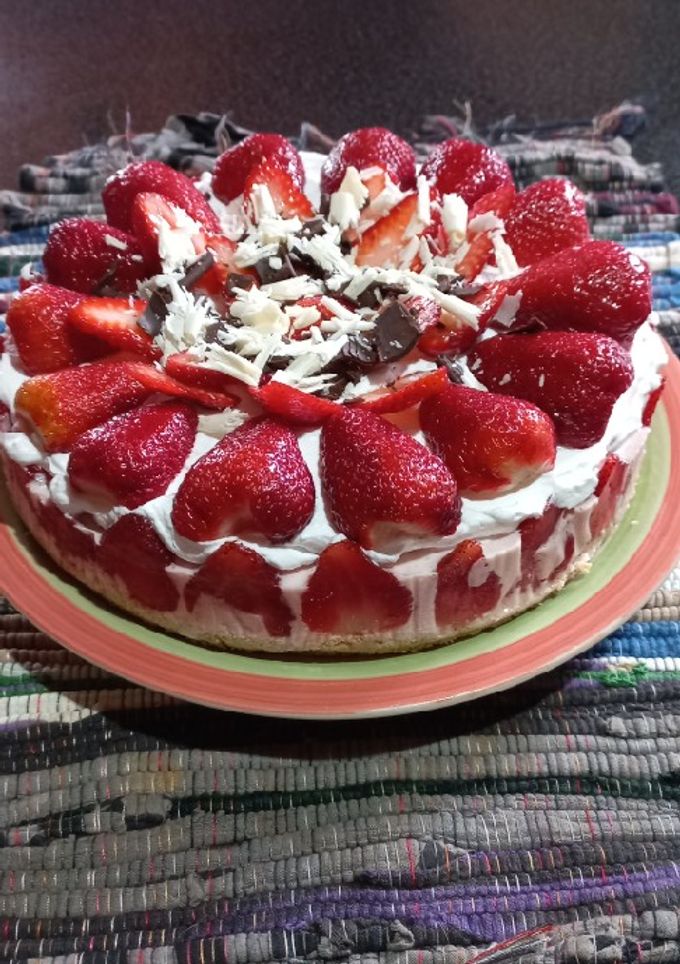 Una foto de Tarta con mousse de frutillas y crema Chantilly 🍓🍓🍓💞💞