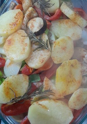 Una foto de Mix Saludable de Verduras al Horno 🍆🫑🥔🥕