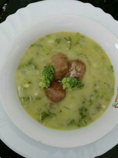 Una foto de Sopa de brócoli y quinoa con albóndigas de carne de cerdo