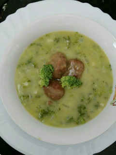 Una foto de Sopa de brócoli y quinoa con albóndigas de carne de cerdo