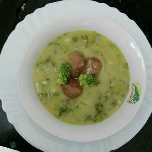 Sopa de brócoli y quinoa con albóndigas de carne de cerdo