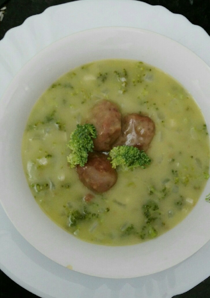 Una foto de Sopa de brócoli y quinoa con albóndigas de carne de cerdo