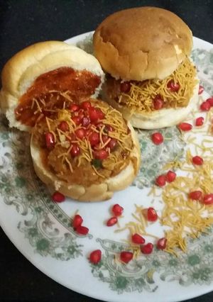 A picture of Kutchi dabeli.