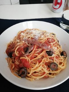 Una foto de Espaguetti alla puttanesca