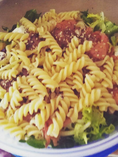 Una foto de Ensalada de pasta con salmón