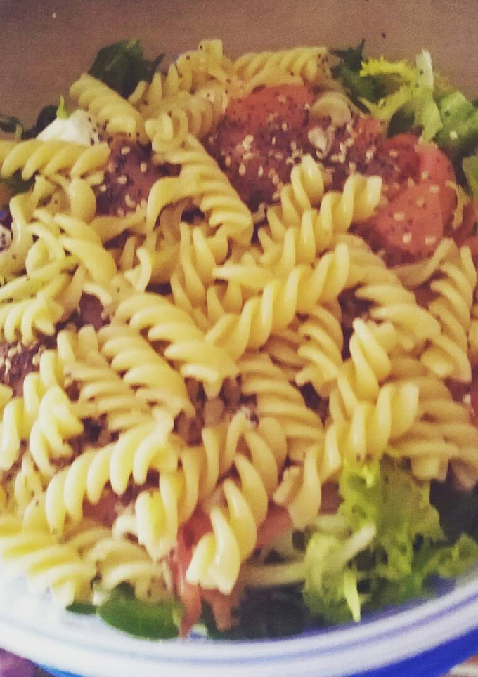 Una foto de Ensalada de pasta con salmón