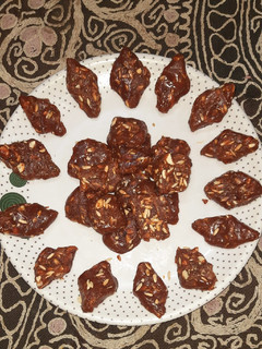गुड़ की बर्फी(gud ki barfi recipe in hindi) रेसिपी मुख्य फोटो