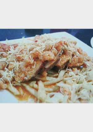 Una foto de Lomo de cerdo con salsa de camarones al coco