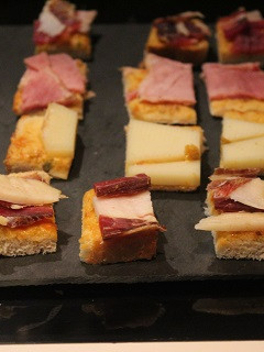 Una foto de Cenando aperitivos con pan y tomate
