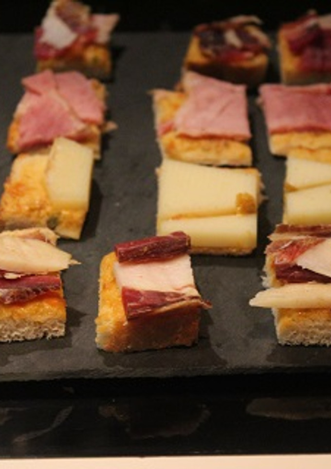 Una foto de Cenando aperitivos con pan y tomate