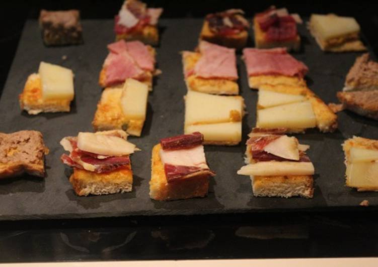 Cenando aperitivos con pan y tomate