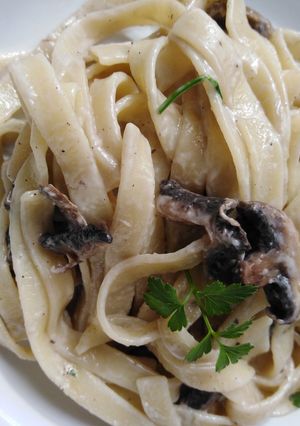 A picture of Tagliatelle with Cream and Mushrooms.