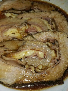 Una foto de Lomo de cerdo rustido, relleno de york, bacon y queso