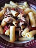 Pasta con tonno, pomodorini e cipolla di Tropea
