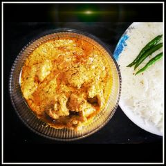 A picture of Mughlai chicken gravy.