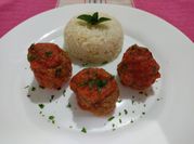 Una foto de carne con hierbabuena