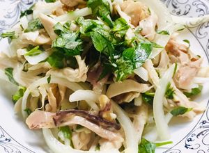Hình của món Gỏi gà xé phay truyền thống.