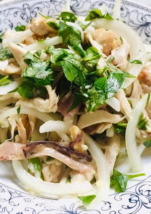 Hình của món Gỏi gà xé phay truyền thống.