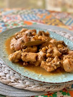 Una foto de Pollo en salsa escabechada con avellanas