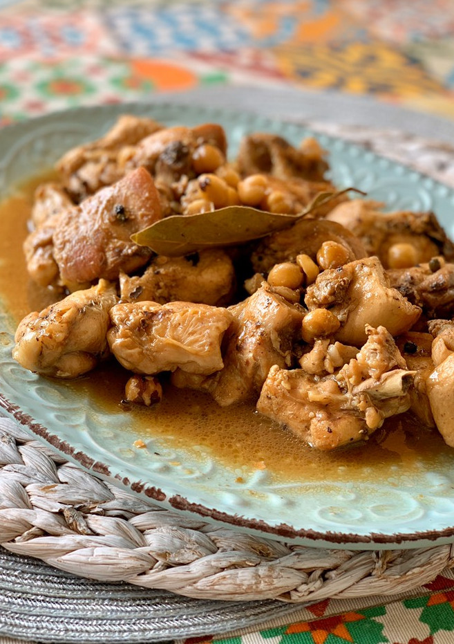 Una foto de Pollo en salsa escabechada con avellanas