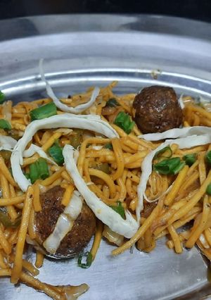 A picture of Chinese noddles with manchurian kofta😋.