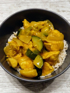 Una foto de Pollo al curry amarillo (estilo thai)