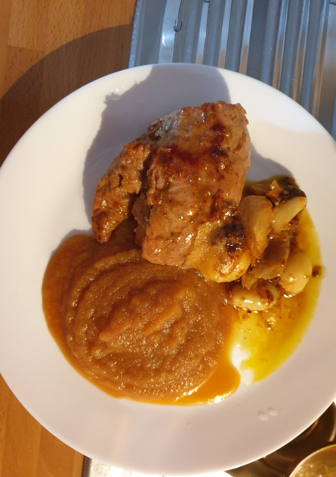 Una foto de Solomillo de cerdo ibérico al romero con puré de manzana