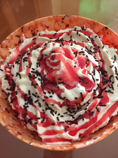 Una foto de Fresas con nata y virutas de choco
