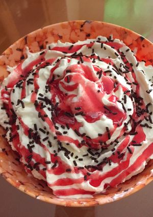 Una foto de Fresas con nata y virutas de choco