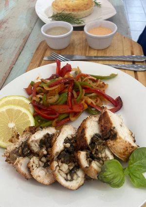 Una foto de Pechuga rellena con champiñones y vegetales al horno