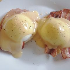 A picture of Eggs Benedict.