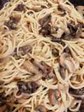 Pasta cremosa con portobello y hongo de pino