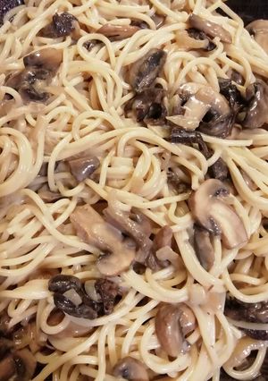 Una foto de Pasta cremosa con portobello y hongo de pino