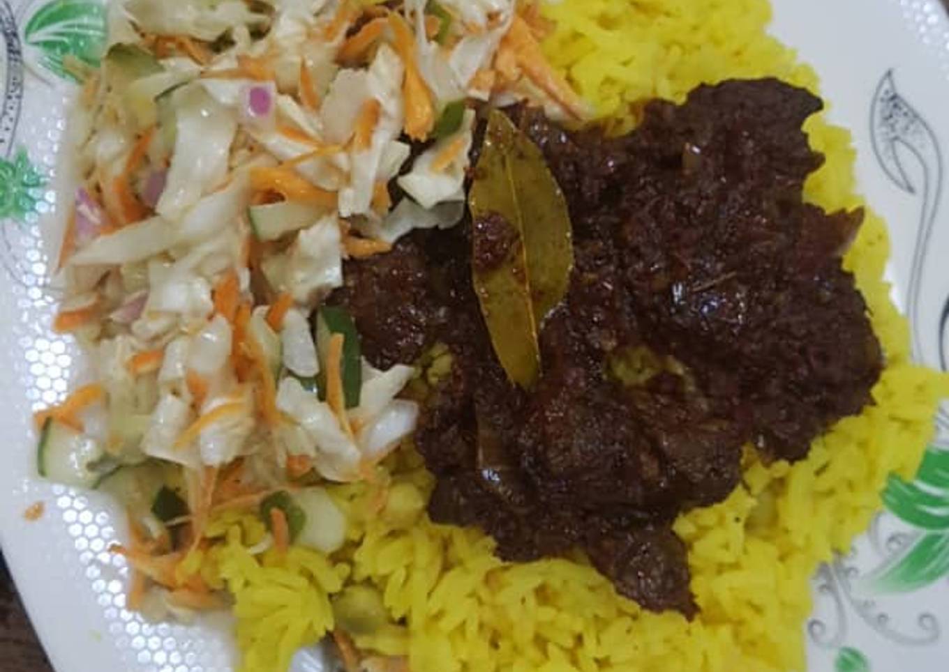 Rice and liver sauce with coleslaw