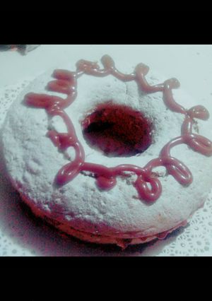 Una foto de Torta con pasas de uva/frutos secos y deco  con dulce de leche