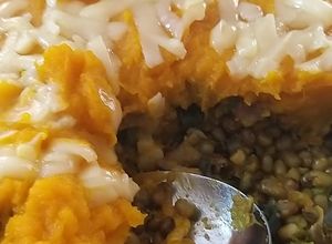 Una foto de Dhal de Porotos Mung con cobertura de Zapallo