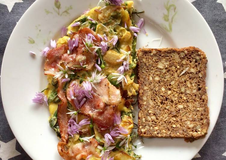 Omelet med vilde asparges, kartofler og stegt pancetta, skovløg og purløgsblomster