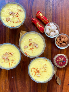 मखाना केसरी फिरनी (Makhana kesari phirni recipe in hindi) रेसिपी मुख्य फोटो