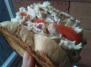 Una foto de sandwiches de pollo a la hierbas
