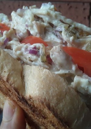 Una foto de Sándwich🍞🍅🍗 de pollo🤔🥪😋