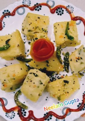 सब्जियों से बना सूजी ढोकला रेसिपी मुख्य फोटो