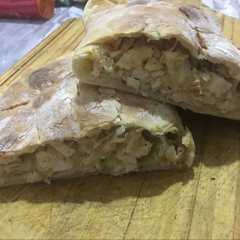 A picture of Calzone relleno de pollo.